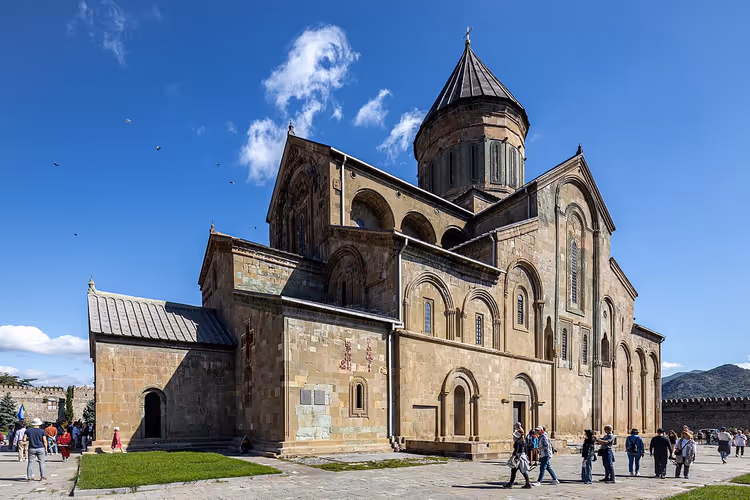 Svetitskhoveli-katedralen, steinkatedral med kuppel, folk på plassen