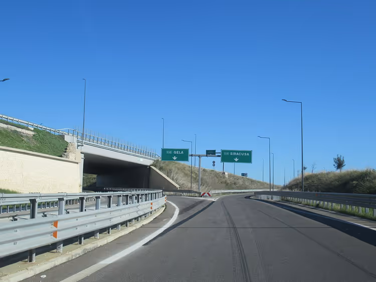 الطريق السريع A18 مع تقاطع إسبيكا-بوتسالو واللافتات
