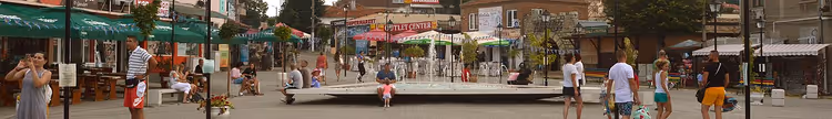 Panorama van Svoboda-plein met een fontein in Obzor
