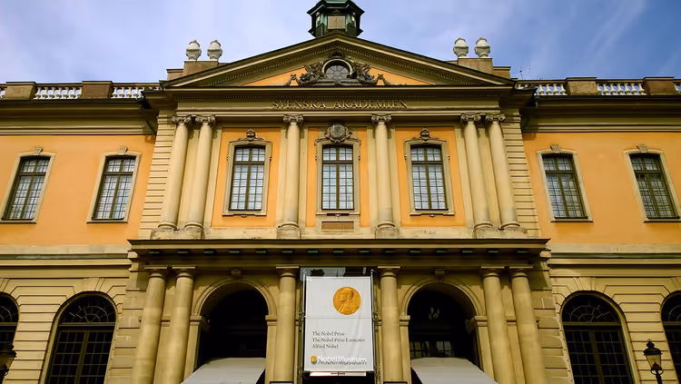 Gevel van het Nobelprijsmuseum in Stockholm met banier