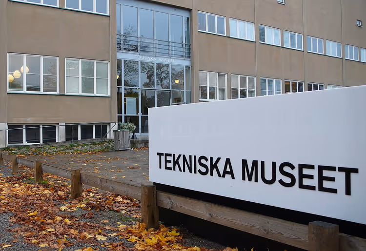 Herfstzicht op het Nationaal Museum voor Wetenschap en Technologie met bewegwijzering