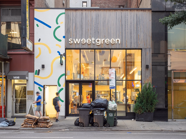 Fasaden til sweetgreen-restauranten med glassvindu