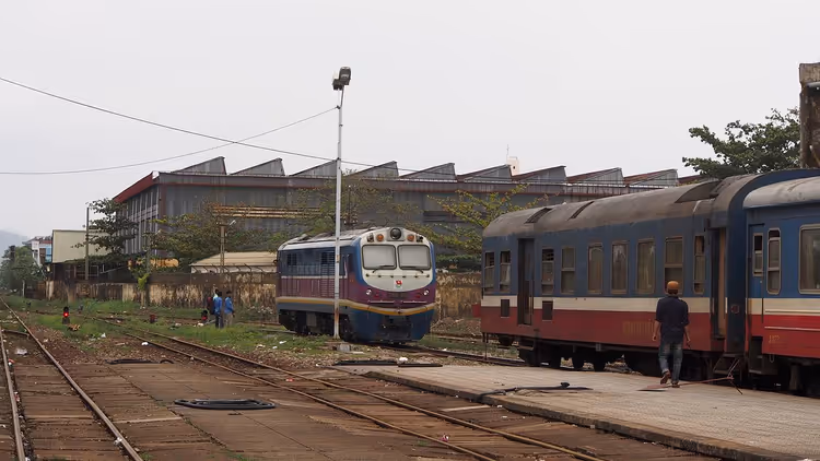 Treinen en sporen op een treinstation