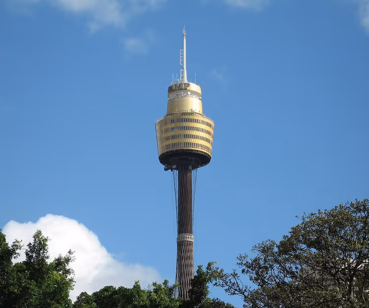 Sydney Tower med gylden utsiktsplattform mot himmelen