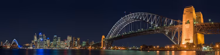 Nachtelijke skyline van Sydney met de Harbour Bridge