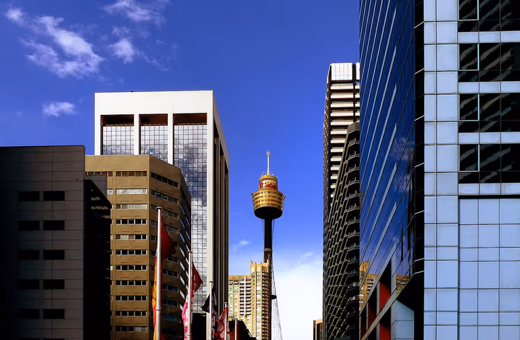 Sydney Tower med en gylden krone blant skyskrapere