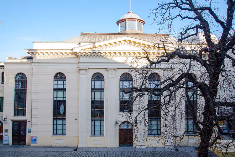 Fasaden til Den hvite stork-synagogen med kuppel