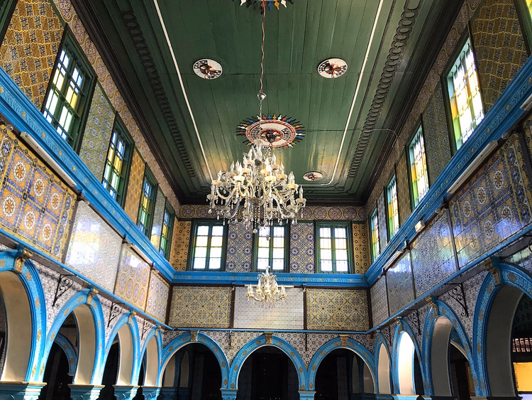 Bønnesal i El Ghriba-synagogen med blå buer