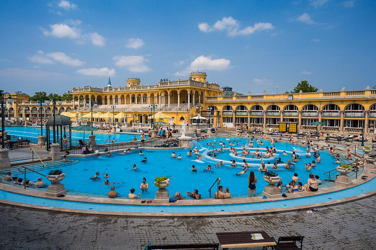 Außenbecken des Széchenyi-Bads und gelbe Gebäude