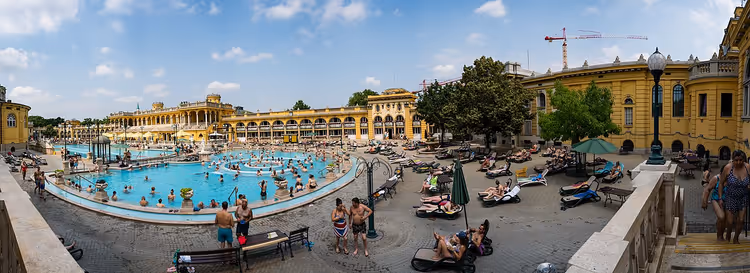 Panorama des Széchenyi-Bads mit Becken und Besuchern