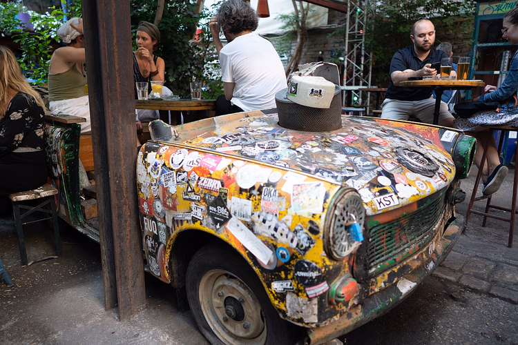 سيارة طرابانت مغطاة بالملصقات في فناء szimpla kert