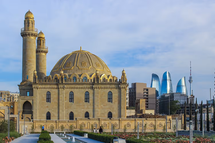 Gökdelenlerin silüeti önünde minareleriyle Taza Pir Camii