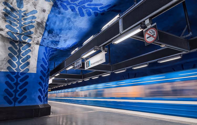 Blå T-banestasjon i Stockholm med malte hvelv