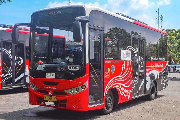 Roter Stadtbus von Trans Metro Dewata auf einem Parkplatz