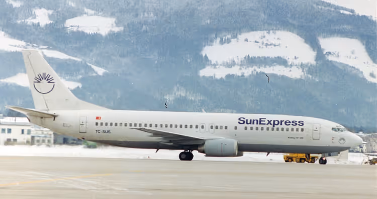 Boeing 737 SunExpress на перроне, зимние горы Инсбрука