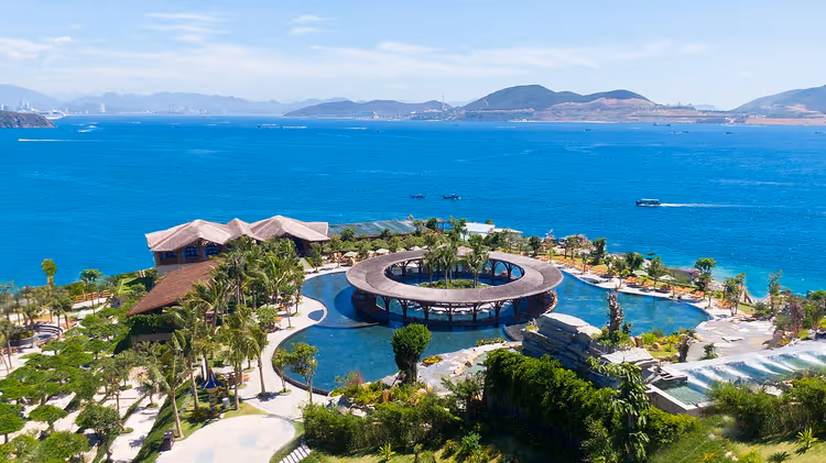 Havuzlar ve denizle Hon Tam Resort panoraması