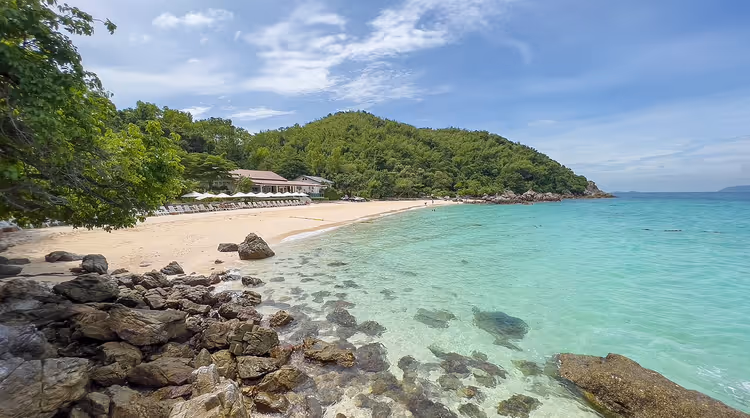 Isola di Koh Larn con acqua cristallina