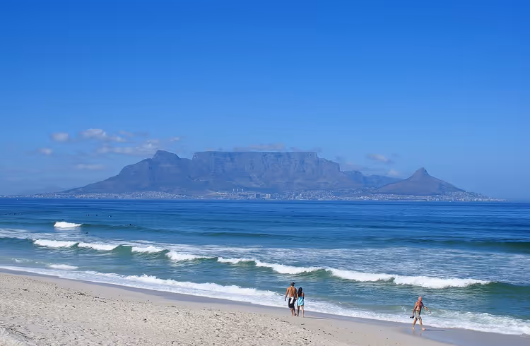 Tafelberg boven de oceaan en een zandstrand