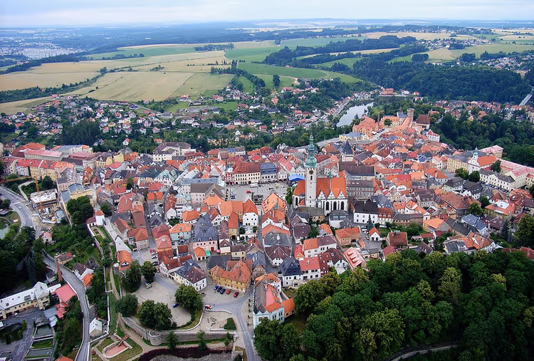 flyfoto av gamlebyen i Tábor ovenfra