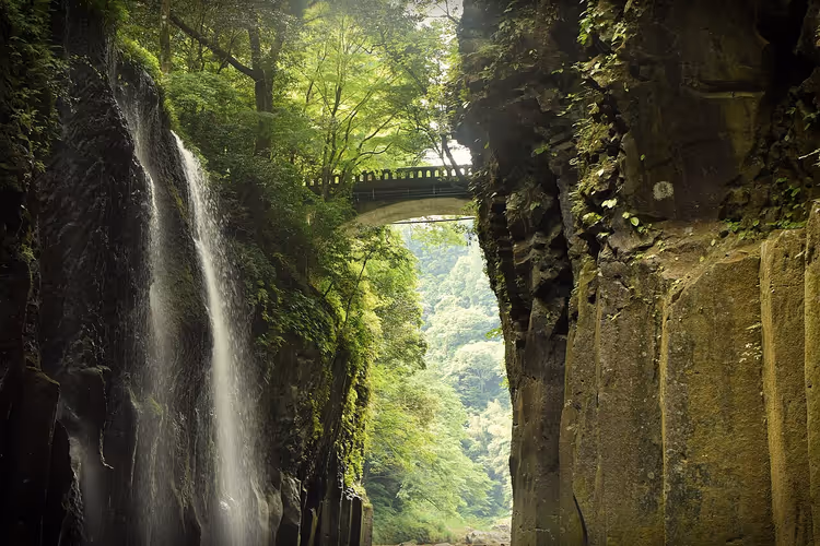 Takachiho Kanyonu'nda şelale ve köprü