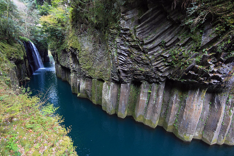 Takachiho Kanyonu'nda nehrin üzerindeki bazalt sütunlar