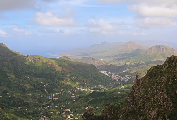vallée verdoyante de Sao Nicolau avec un village