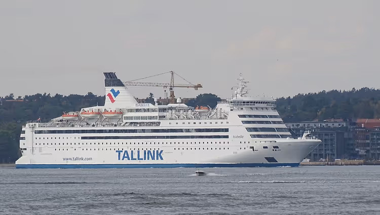 Denizde Tallink kruvaziyer feribotu, yandan görünüm
