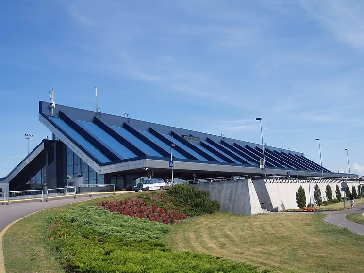 Terminal de l'aéroport de Tallinn avec arrêt de tram