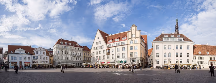Tallinner Rathausplatz mit Rathaus und Häusern
