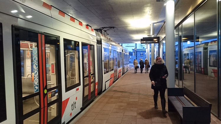 Tram TLT à l'arrêt près de l'aéroport de Tallinn