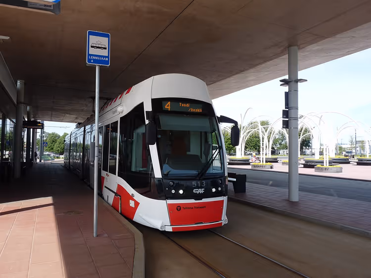 Tram à l'arrêt du terminal de l'aéroport