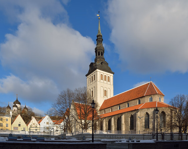 St. Nikolai kirke i Tallinn om vinteren, snø