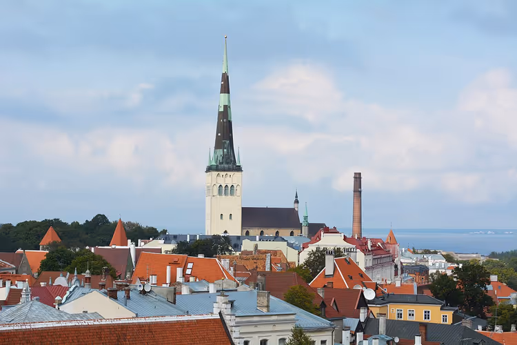 Sint-Olafkerk tegen de skyline van Tallinn