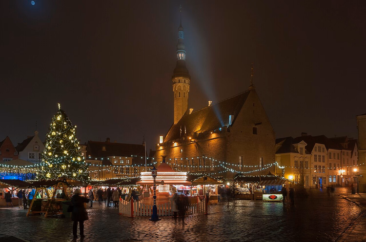 Gece Tallinn Belediye Sarayı'nda Noel pazarı