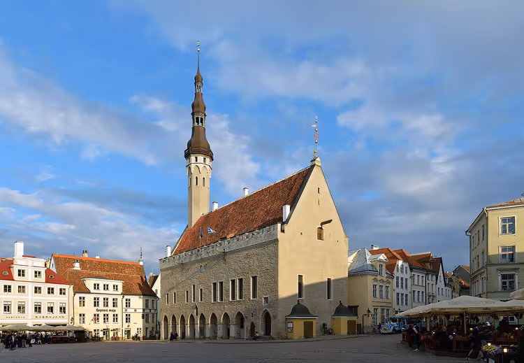 Stadhuis van Tallinn met toren op het Stadhuisplein