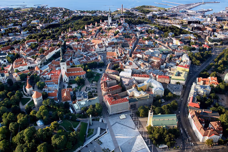 Panorama over Tallinns gamleby fra oven