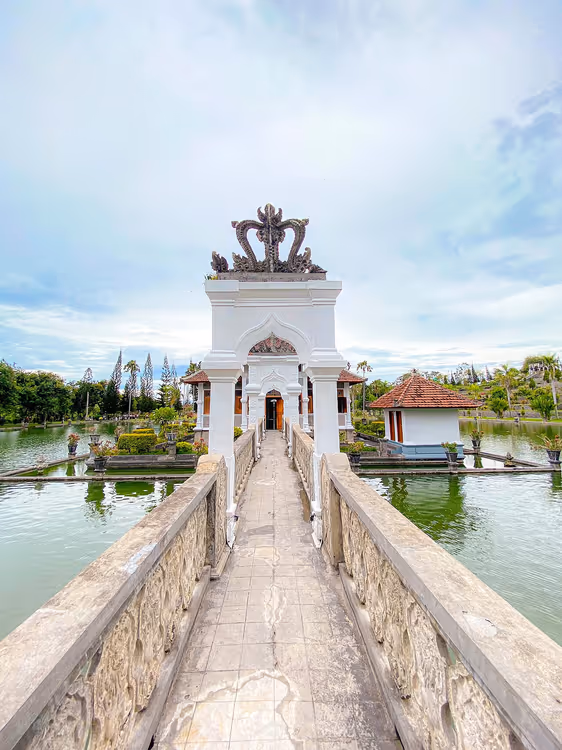 Brug en witte poorten van Waterpaleis Taman Ujung