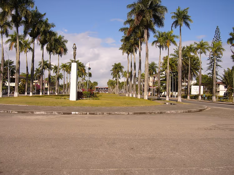 Toamasina'da palmiye ağaçları ve bir anıt bulunan meydan