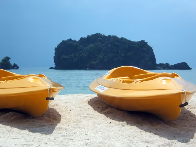 Kayaks op Tanjung Rhu Beach met uitzicht op het eiland