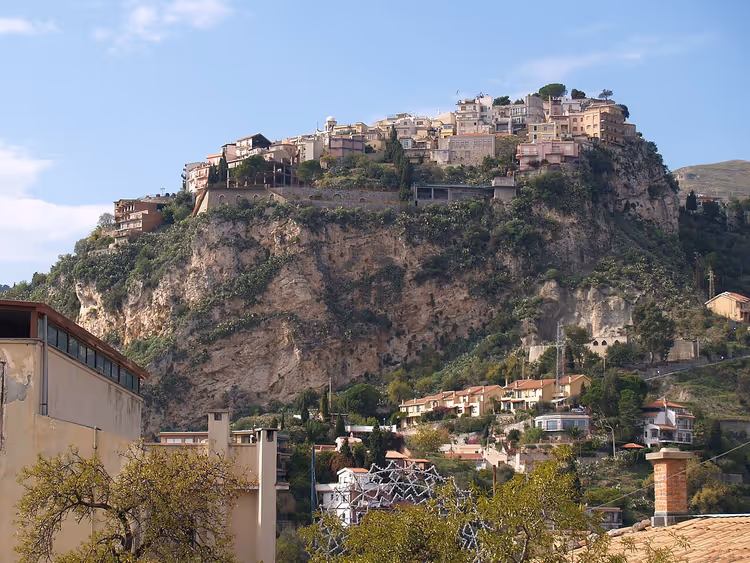 Castelmola op een rotsachtige piek boven Taormina