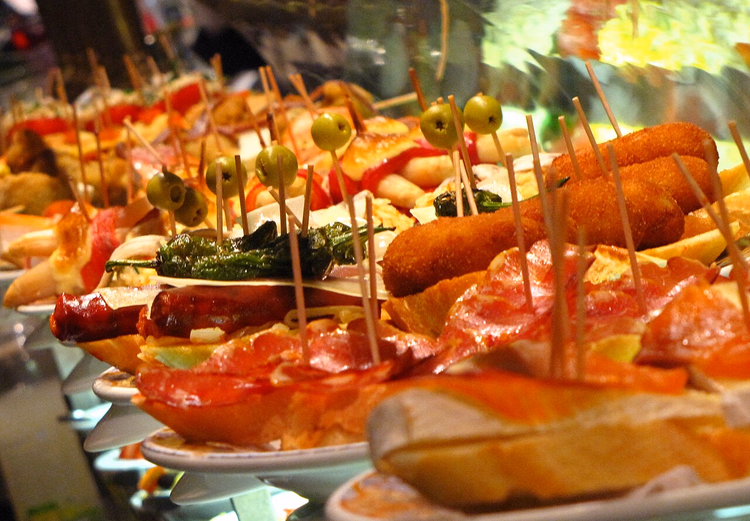 Tapas mit Schinken und Kroketten auf einer Bartheke