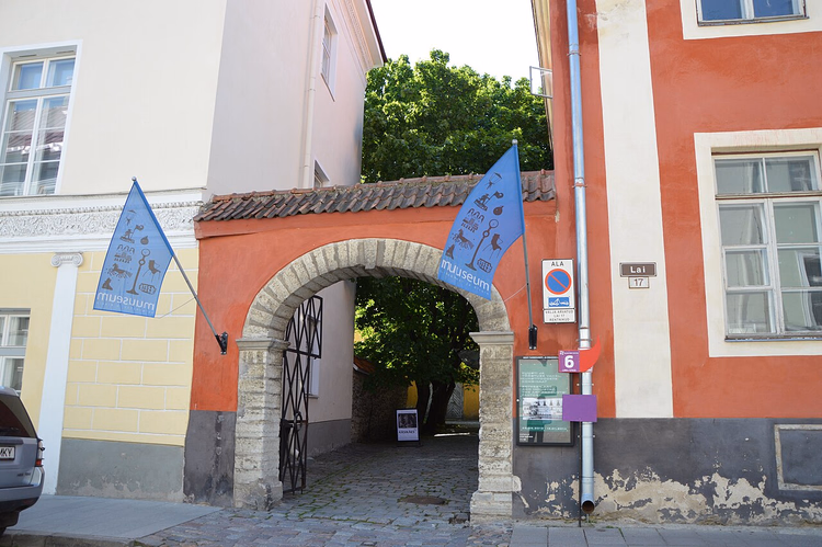 Buemformet museumsport med flagg i Lai-gaten