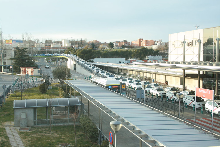 Reihe weißer Taxis am Terminal von Barajas