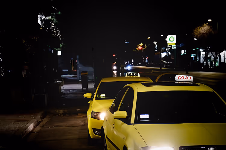 Athener Taxi auf einer Straße in der Stadt