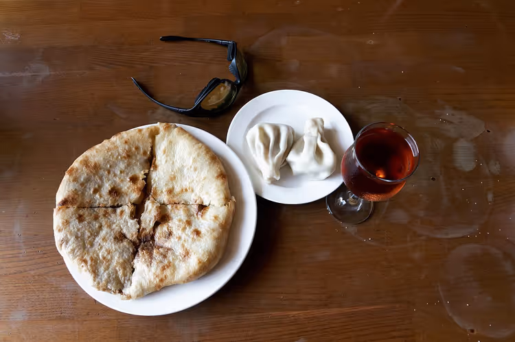 Khinkali e khachapuri su un tavolo rustico
