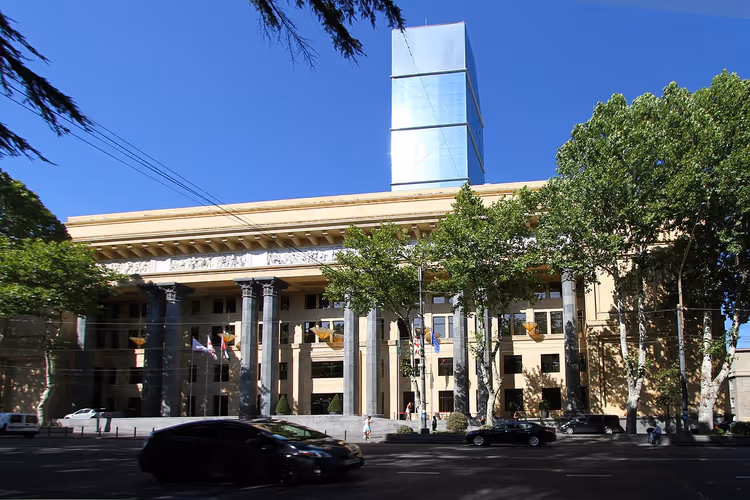 Fasaden til Biltmore Hotel Tbilisi med et glassstårn