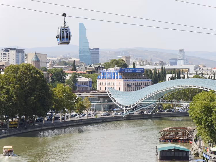 Uitzicht op Tbilisi met de kabelbaan en de Vredesbrug