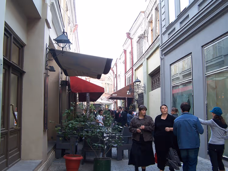 Smal gate med kafeer og paraplyer i Tbilisi