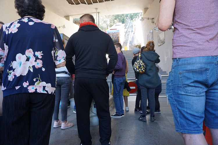 Rij bij het benedenstation van de kabelbaan in Tbilisi