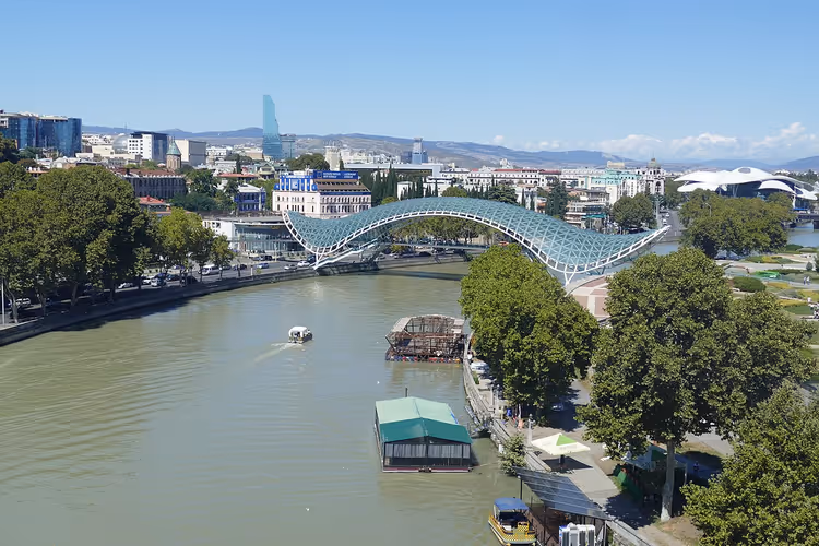 De Vredesbrug in Tbilisi over de Mtkvari